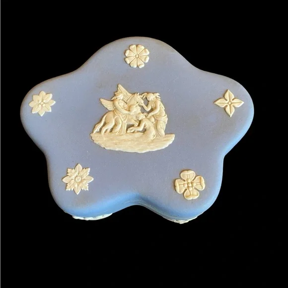 Vintage Wedgwood Blue Jasperware Vanity Trinket Box England 3.75" x 3" x 1.5" - Picture 1 of 10